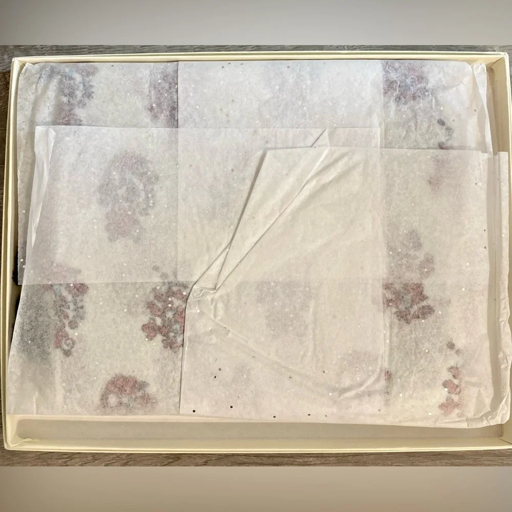 New Talbots An elegant women's scarf with tassels. In a gift box. - Picture 3 of 8